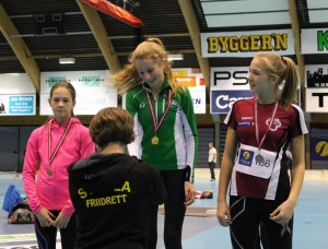 Benedicte Brinck får sin medalje etter et godt løp på 600m J14